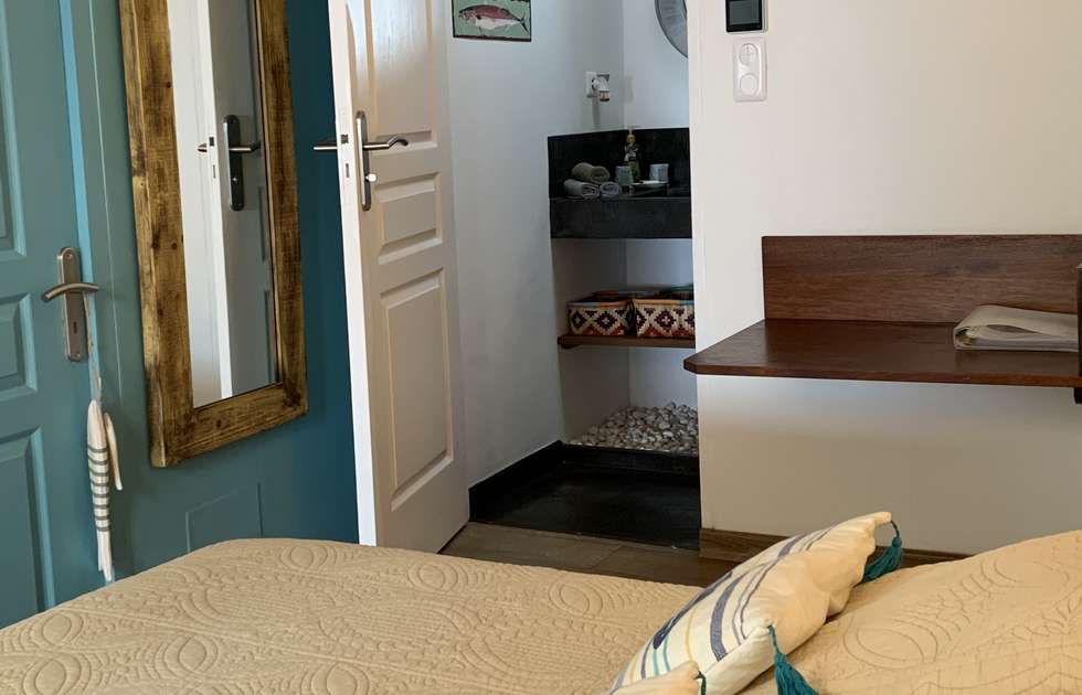Carambole Guest Room - Interior View And Bathroom